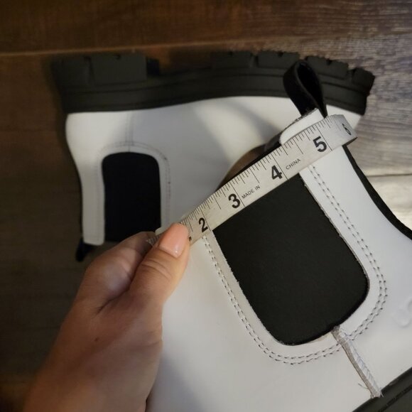 NEW UGG Ashton Chelsea Boots Womens 9.5 White Chunky Chic Boho Retro Y2K - Picture 10 of 11